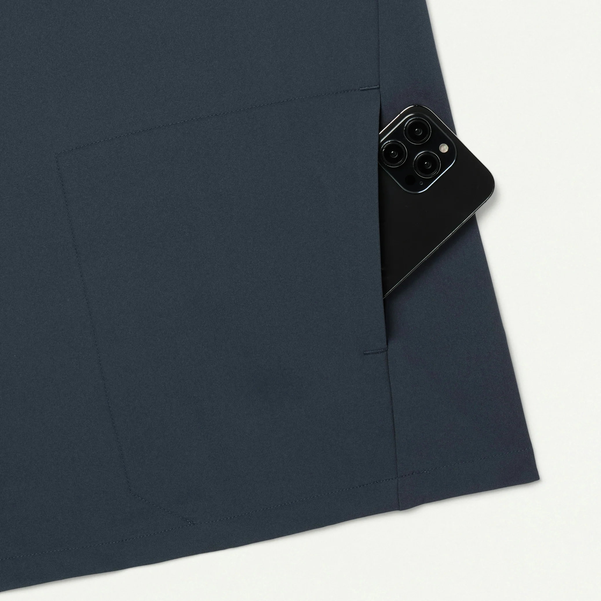 Bron UltraLITE™ 3-Pocket Scrub Top - Carbon Gray - Image 5